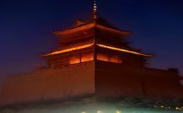 复仇追凶类18禁韩剧剧照，主角站在城市天台俯瞰夜景，神情坚定